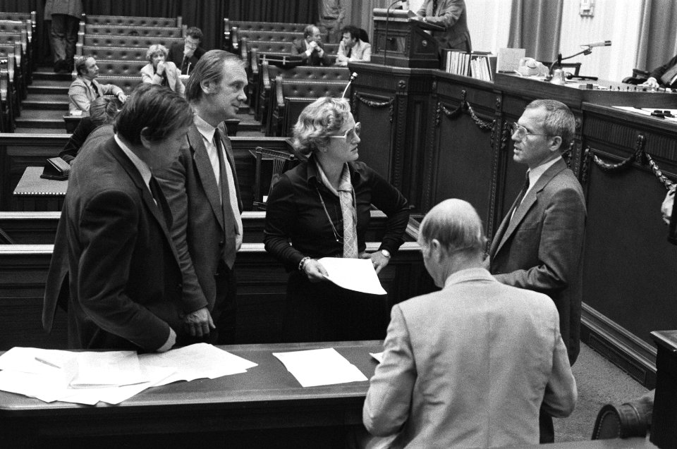 De Kamerleden v.l.n.r. Van Dam, Duinker, Salomons (PvdA), Bestanddeelnr 931-0136