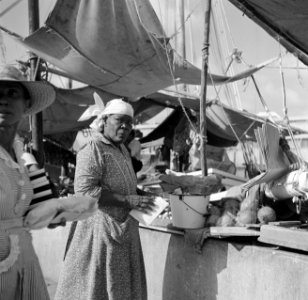 De drijvende markt aan de De Ruijterkade in Willemstad op Curaçao, Bestanddeelnr 252-7255