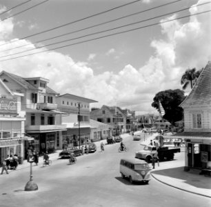 De Domineestraat in de wijk Spanhoek in Paramaribo met onder andere een Bata-sch, Bestanddeelnr 252-4959