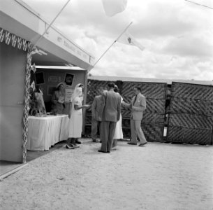 De koningin bezoekt de stand van het Rode Kruis op de Surinaamse Jaarbeurs, Bestanddeelnr 252-4292