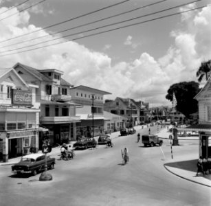 De Domineestraat in de wijk Spanhoek in Paramaribo met onder andere een Bata-sch, Bestanddeelnr 252-4961