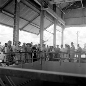 De koningin bezoekt de fabriek van de Surinaamse Bauxiet Maatschappij in Moengo, Bestanddeelnr 252-4439