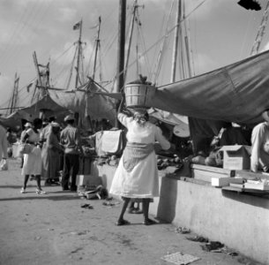 De drijvende markt aan de De Ruijterkade in Willemstad op Curaçao, Bestanddeelnr 252-7260