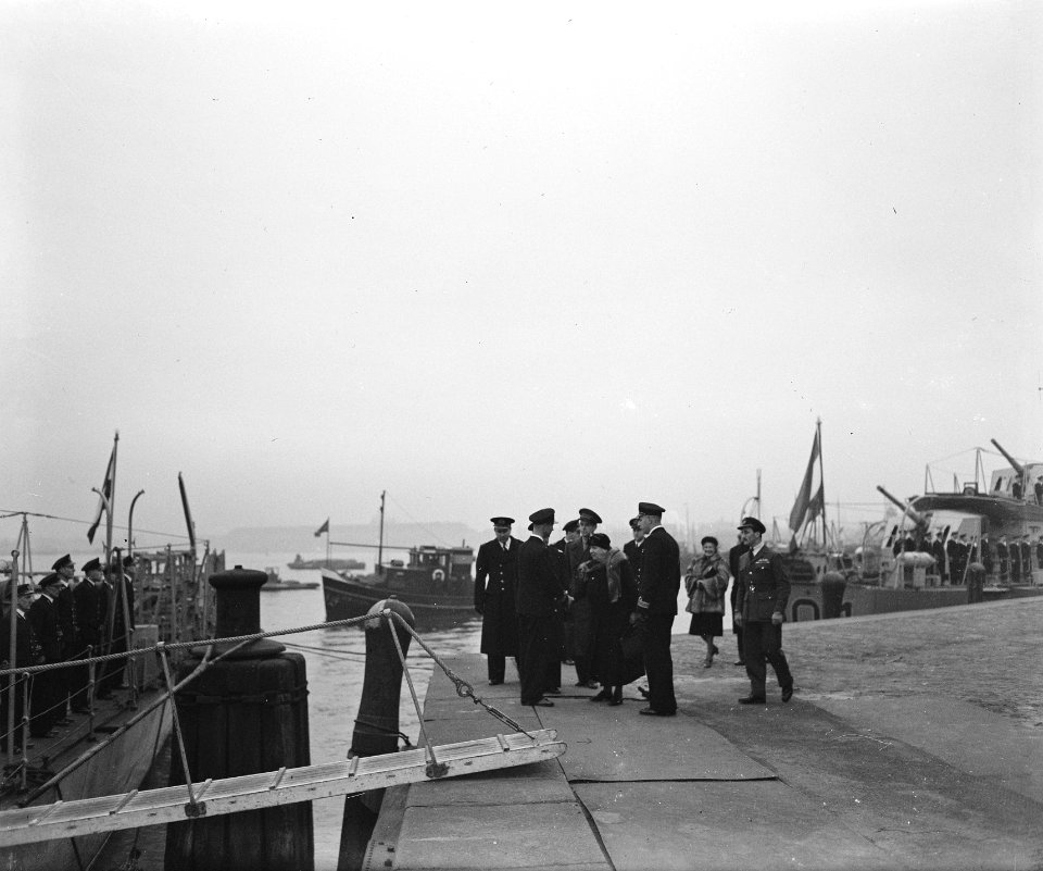 De Koningin bezoekt oorlogsschepen D. H. M. Evertsen en H. M. Maurits van Nassau, Bestanddeelnr 901-4603
