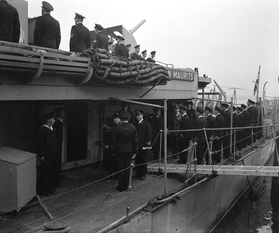 De Koningin bezoekt oorlogsschepen D. H. M. Evertsen en H. M. Maurits van Nassau, Bestanddeelnr 901-4602