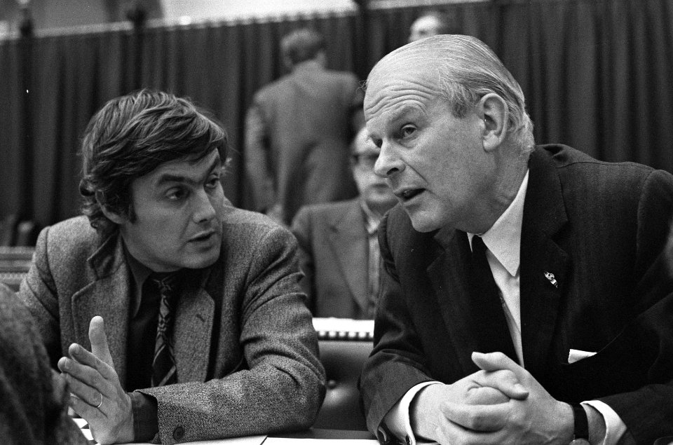 De kamerleden Dankert (PvdA) en De Koster (VVD, rechts), Bestanddeelnr 926-8692