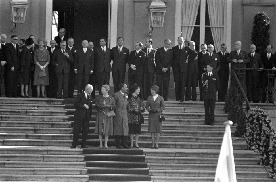 De koningin, prins Bernhard en de prinsessen Beatrix en Irene nemen op het borde, Bestanddeelnr 912-1876