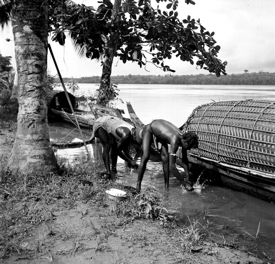 De djoeka's (roeiers) van de korjaal bezig met de afwas in de Marowijnerivier, Bestanddeelnr 252-6661
