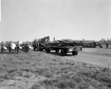 De Dirk U Stikker Trophee uitgereikt door Sir Edmund Hudleston (links) aan lu, Bestanddeelnr 916-3582