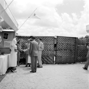 De koningin bezoekt de stand van het Rode Kruis op de Surinaamse Jaarbeurs, Bestanddeelnr 252-4293