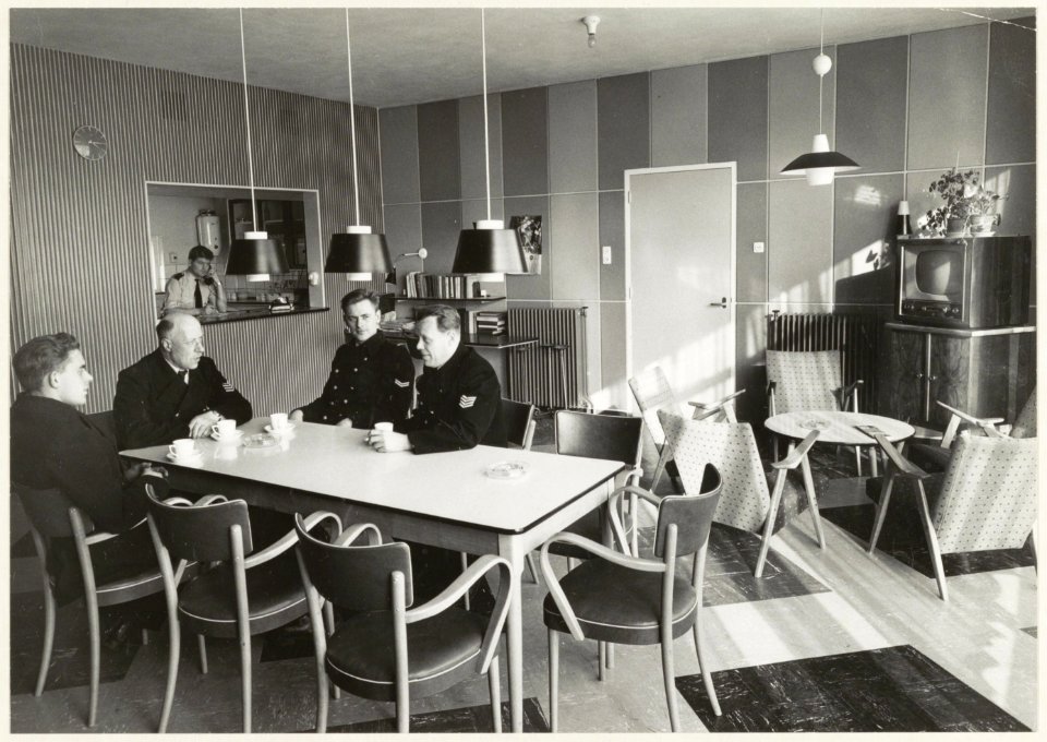 De kantine van de brandweerkazerne aan de Gedempte Oude Gracht. NL-HlmNHA 54010513