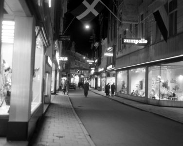 De Kalverstraat zaterdagavond tussen 20 en 23 uur, Toon Hermans op televisie, Bestanddeelnr 917-4810