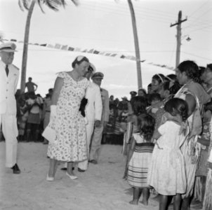 De koningin begroet Indianenkinderen in Albina, Bestanddeelnr 252-4485