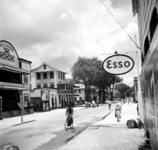 De Domineestraat in Paramaribo met links bioscoop Bellevue, Bestanddeelnr 252-6137
