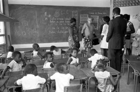 De koningin bezoekt een school, Bestanddeelnr 927-0460