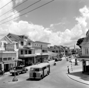 De Domineestraat in de wijk Spanhoek in Paramaribo met onder andere een Bata-sch, Bestanddeelnr 252-4958