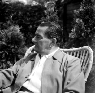 De dirigent Eduard van Beinum zittend in de tuin van zijn buitenhuis in Garderen, Bestanddeelnr 254-2557