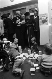 De koningin bekijkt een project van de kinderen in een peuterspeelzaal, Bestanddeelnr 926-8221