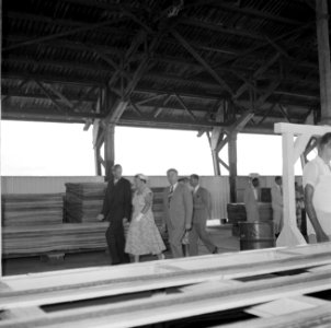 De koningin bezoekt de Bruynzeelfabriek in Beekhuizen, Bestanddeelnr 252-4573