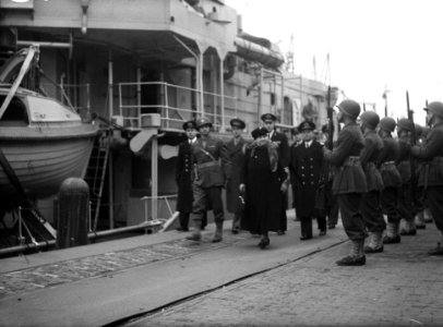De Koningin bezoekt oorlogsschepen D. H. M. Evertsen en H. M. Maurits van Nassau, Bestanddeelnr 901-4606