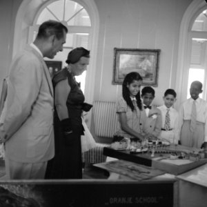 De koningin bewondert geschenken van de Curaçaose jeugd, Bestanddeelnr 252-3784
