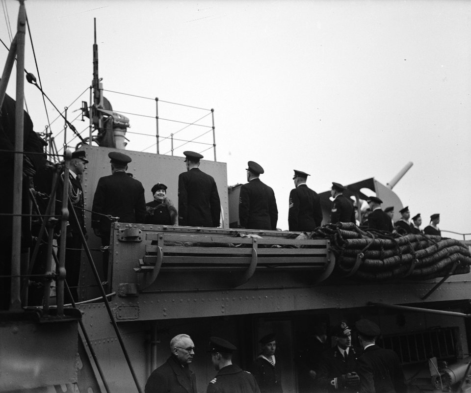 De Koningin bezoekt oorlogsschepen D. H. M. Evertsen en H. M. Maurits van Nassau, Bestanddeelnr 901-4601