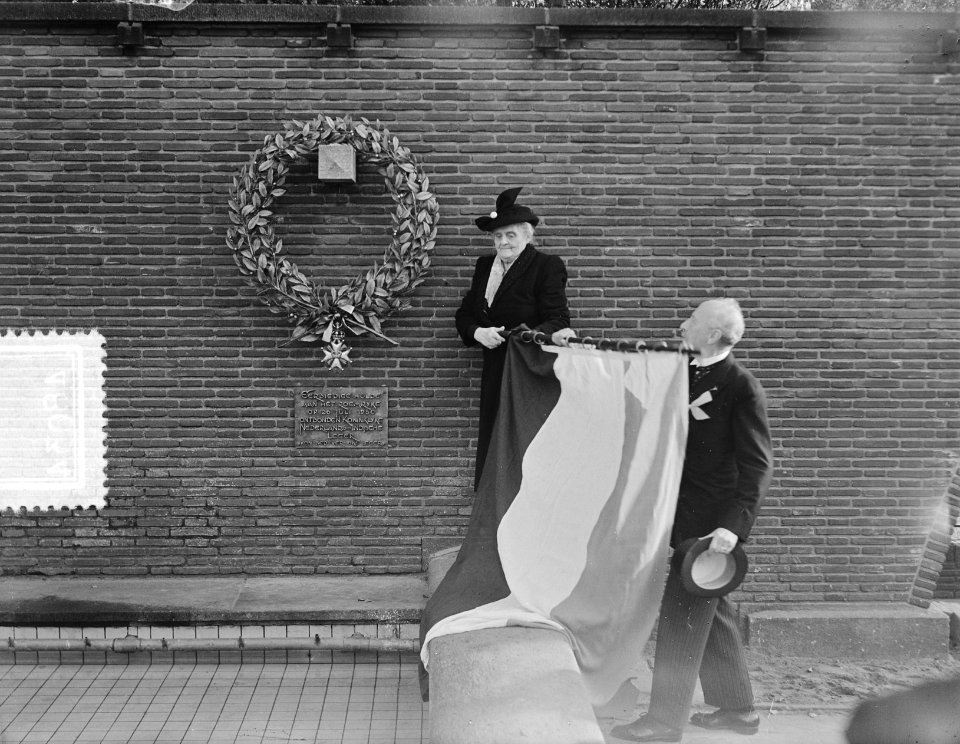 De dochter van J.B. van Heutsz, Mevrouw Van der Weijden-van Heutsz, onthult de k, Bestanddeelnr 904-8034