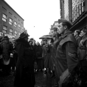 De koningin begroet militairen bij aankomst bij de tentoonstelling, Bestanddeelnr 255-8118