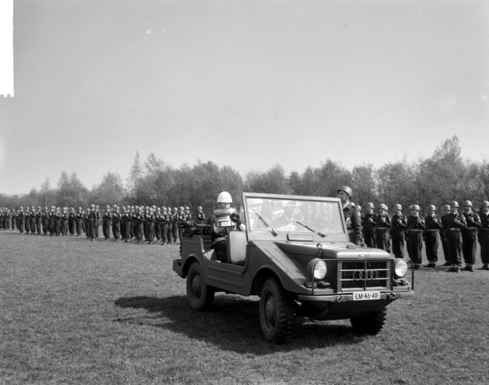 De Dirk U Stikker Trophee uitgereikt door Sir Edmund Hudleston (links) aan lu, Bestanddeelnr 916-3577