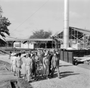 De koningin bezoekt de Bruynzeelfabriek in Beekhuizen, Bestanddeelnr 252-4572