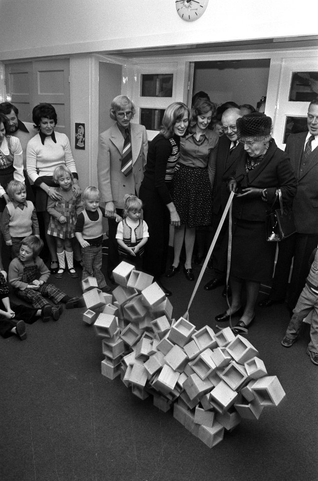 De koningin bekijkt een project van de kinderen in een peuterspeelzaal, Bestanddeelnr 926-8220