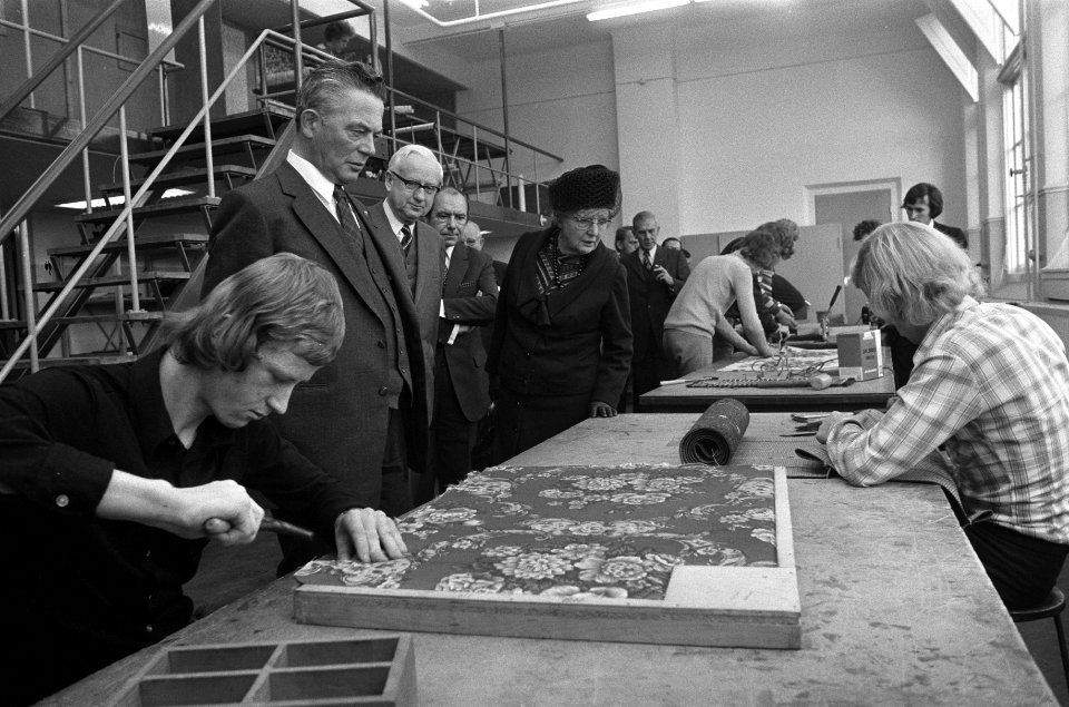 De koningin bekijkt een aantal leerlingen aan het werk, Bestanddeelnr 926-8217