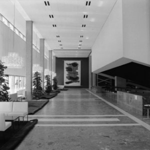 De Doelen te Rotterdam, in een der hallen geexposeerde kunstwerken, Bestanddeelnr 919-1396