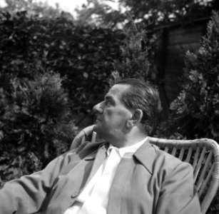 De dirigent Eduard van Beinum zittend in de tuin van zijn buitenhuis in Garderen, Bestanddeelnr 254-2556