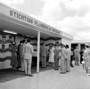 De koningin bezoekt de stand van de Stichting Planbureau Suriname op de Surinaam, Bestanddeelnr 252-4296