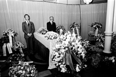 De kist met de overledene, opgebaard in Carré Dodenwacht met oa Jos Brink (l), Bestanddeelnr 930-3856