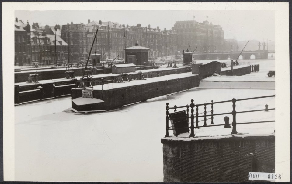 De dichtgevroren Amstel met de Amstelsluis, Bestanddeelnr 060-0126