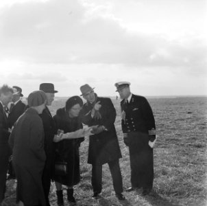 De koningin bestudeert een kaart. Naast haar burgemeeser Wim Thomassen van Rotte, Bestanddeelnr 919-7312
