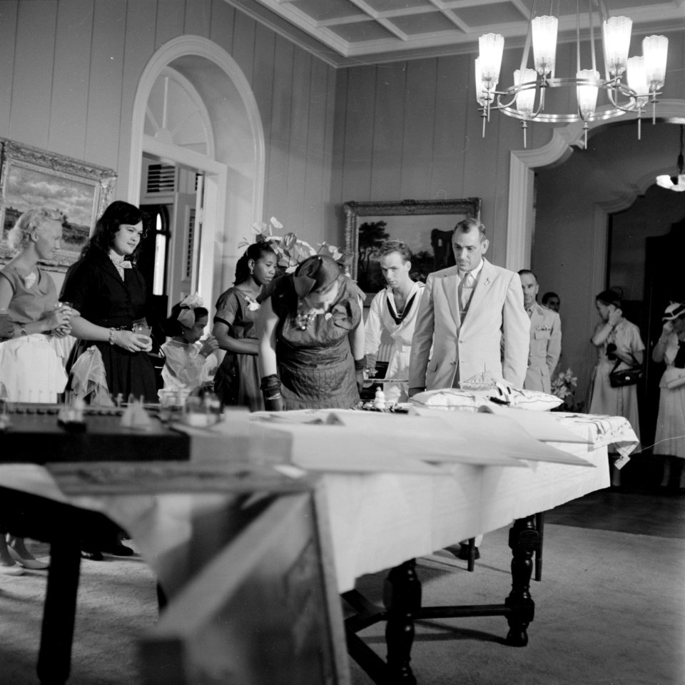 De koningin bewondert geschenken van de Curaçaose jeugd, Bestanddeelnr 252-3779