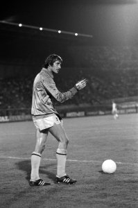 De doelman van Tottenham Hotspur, Clemence, met de bal, Bestanddeelnr 931-6859
