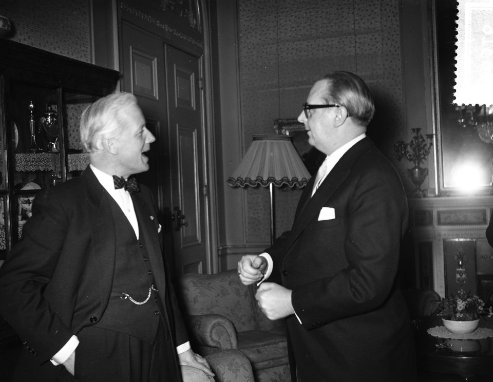 De Duitse minister van Buitenlandse Zaken, Heinrich von Brentano bezoekt de burg, Bestanddeelnr 907-6316