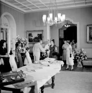 De koningin begroet degene die verantwoordelijk was voor de geschenken die kinde, Bestanddeelnr 252-3795