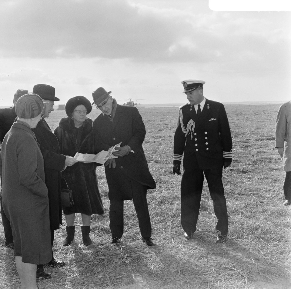 De koningin bestudeert een kaart. Naast haar burgemeeser Wim Thomassen van Rotte, Bestanddeelnr 919-7313