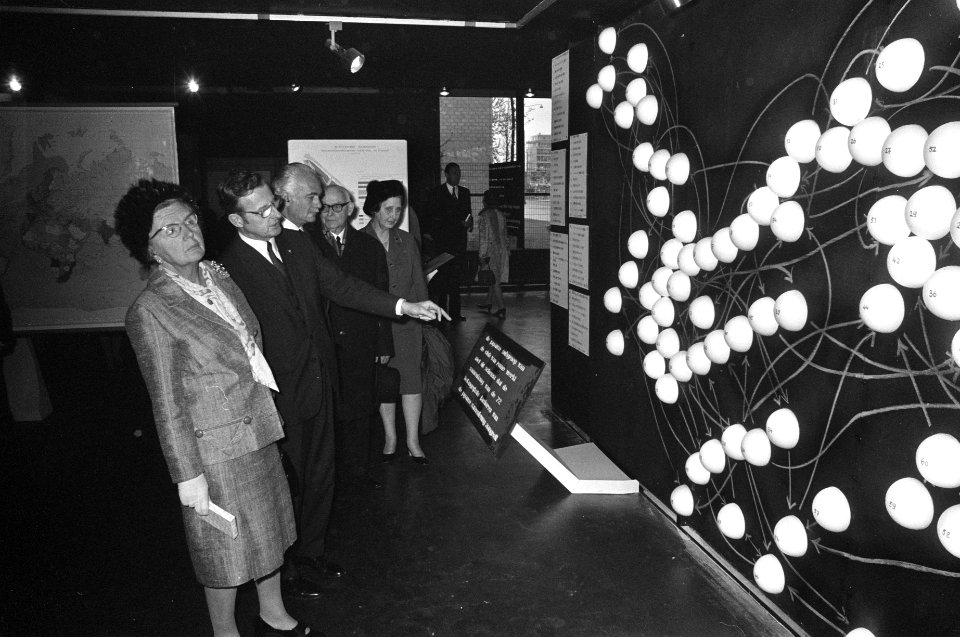 De Koningin bekijkt een atomische doorsnede van de Japanse maatschappij, Bestanddeelnr 925-5583