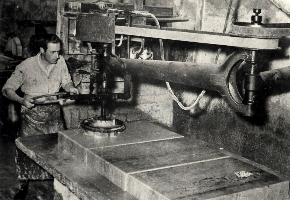 De Eerste Haarlemse Marmer Industrie, Kloosterstraat 64-68. Dhr. H. van der Heijden aan het werk in zijn marmerwerkplaats. NB. Voorheen in het pand de voormalige stoomwasserij De Lelie. Aang, NL-HlmNHA 54015200 02