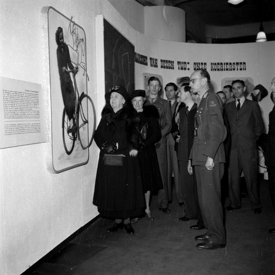 De koningin bekijkt de tentoonstelling, Bestanddeelnr 255-8115