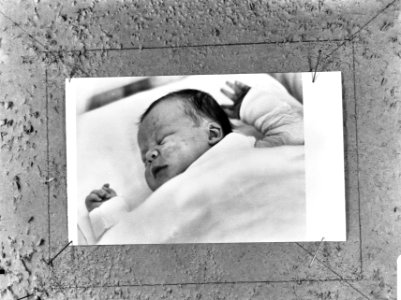 De eerste foto van de tweede zoon van Prinses Beatrix. De foto is gemaakt door p, Bestanddeelnr 921-7157