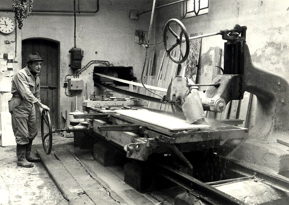 De Eerste Haarlemse Marmer Industrie, Kloosterstraat 64-68. Dhr. H. van der Heijden aan het werk in zijn marmerwerkplaats. NB. Voorheen in het pand de voormalige stoomwasserij 'De Lelie'. Aa, NL-HlmNHA 54013919