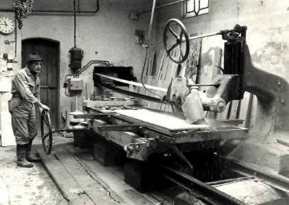 De Eerste Haarlemse Marmer Industrie, Kloosterstraat 64-68. Dhr. H. van der Heijden aan het werk in zijn marmerwerkplaats. NB. Voorheen in het pand de voormalige stoomwasserij 'De Lelie'. Aa, NL-HlmNHA 54013919