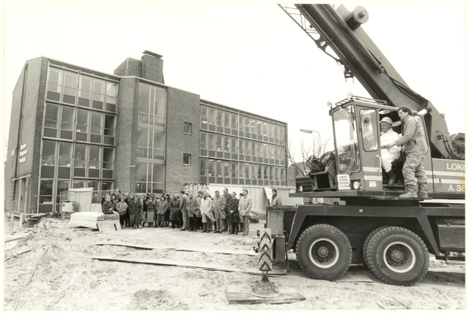 De eerste paal voor het gebouw van de A.W.V.N. ( Algemene Werkgevers Vereninging) wordt geslagen door voorzitter-directeur W. van Wijk, NL-HlmNHA 54023337